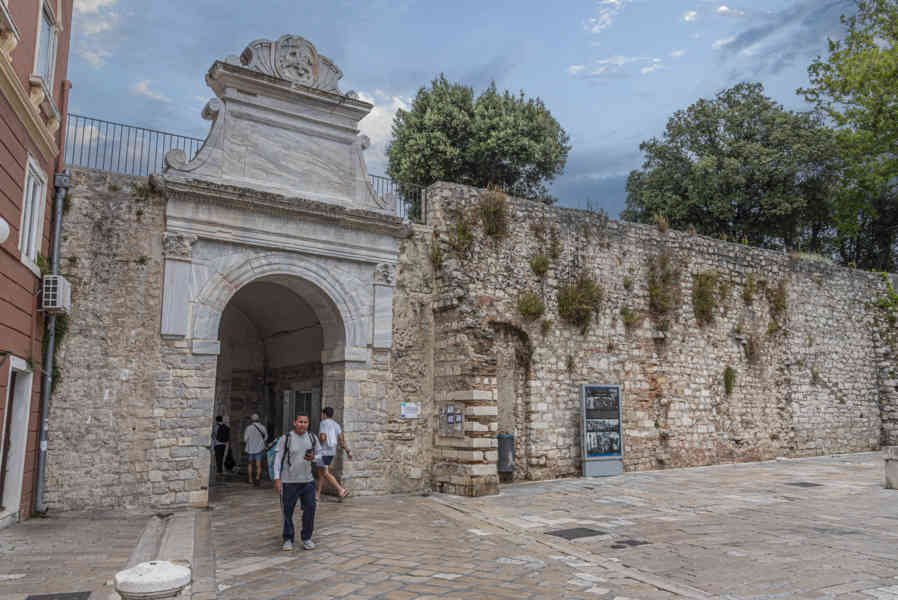 Croacia - Zadar 55 - Puerta del Mar.jpg